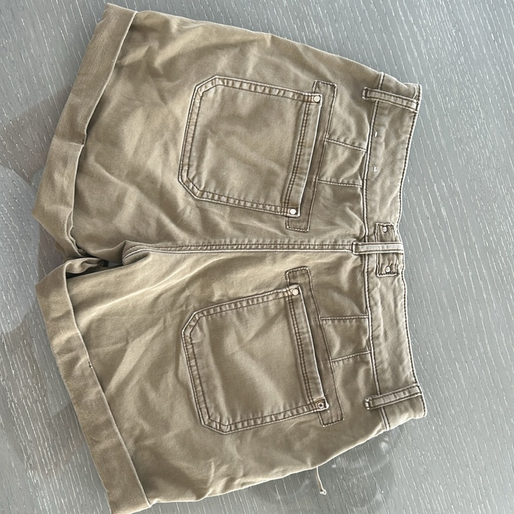 White House Black Market Mid-Rise Pret-A-Play Short khaki green size 0